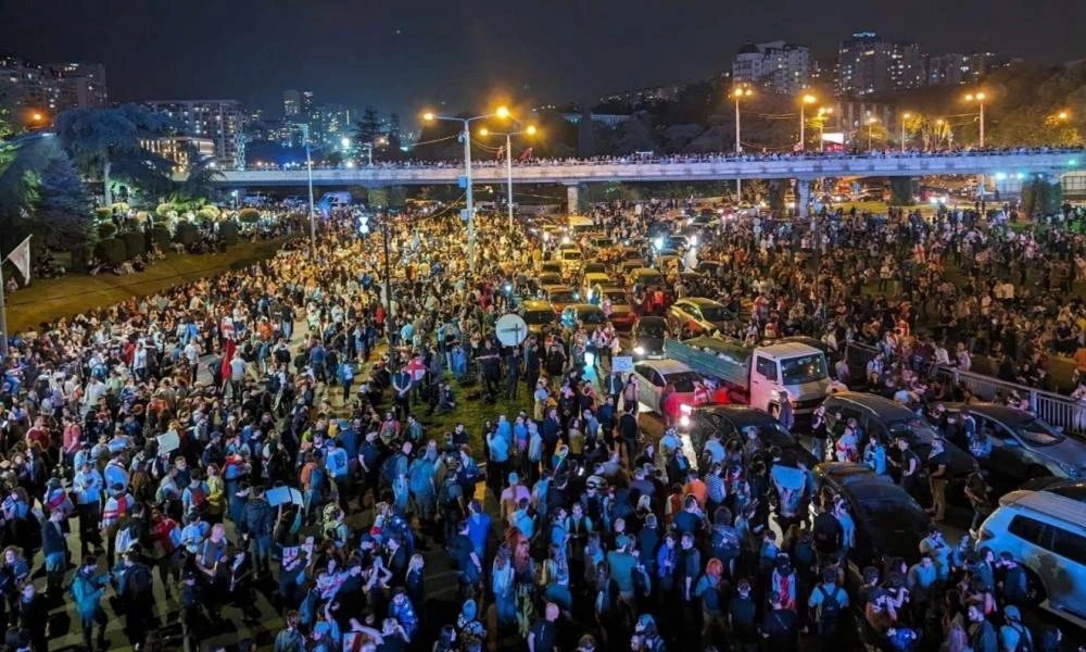 Γεωργία: Διαδηλωτές απέκλεισαν κεντρικούς δρόμους στην Τιφλίδα για το νομοσχέδιο των «ξένων πρακτόρων» (βίντεο)